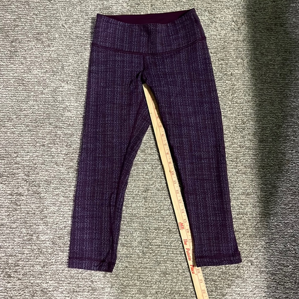 Lululemon leggings size 2 (missing size tag)